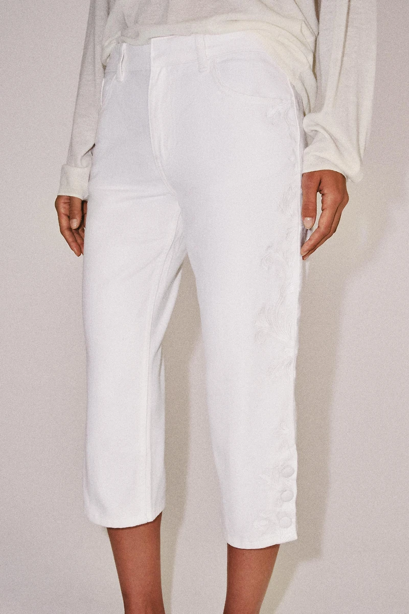 ZW COLLECTION EMBROIDERED MID-RISE CAPRI JEANS