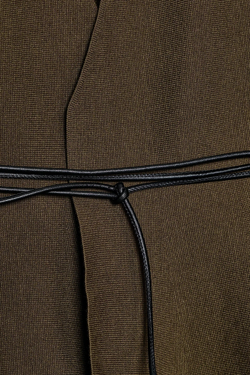 GILET EN MAILLE AVEC CEINTURE