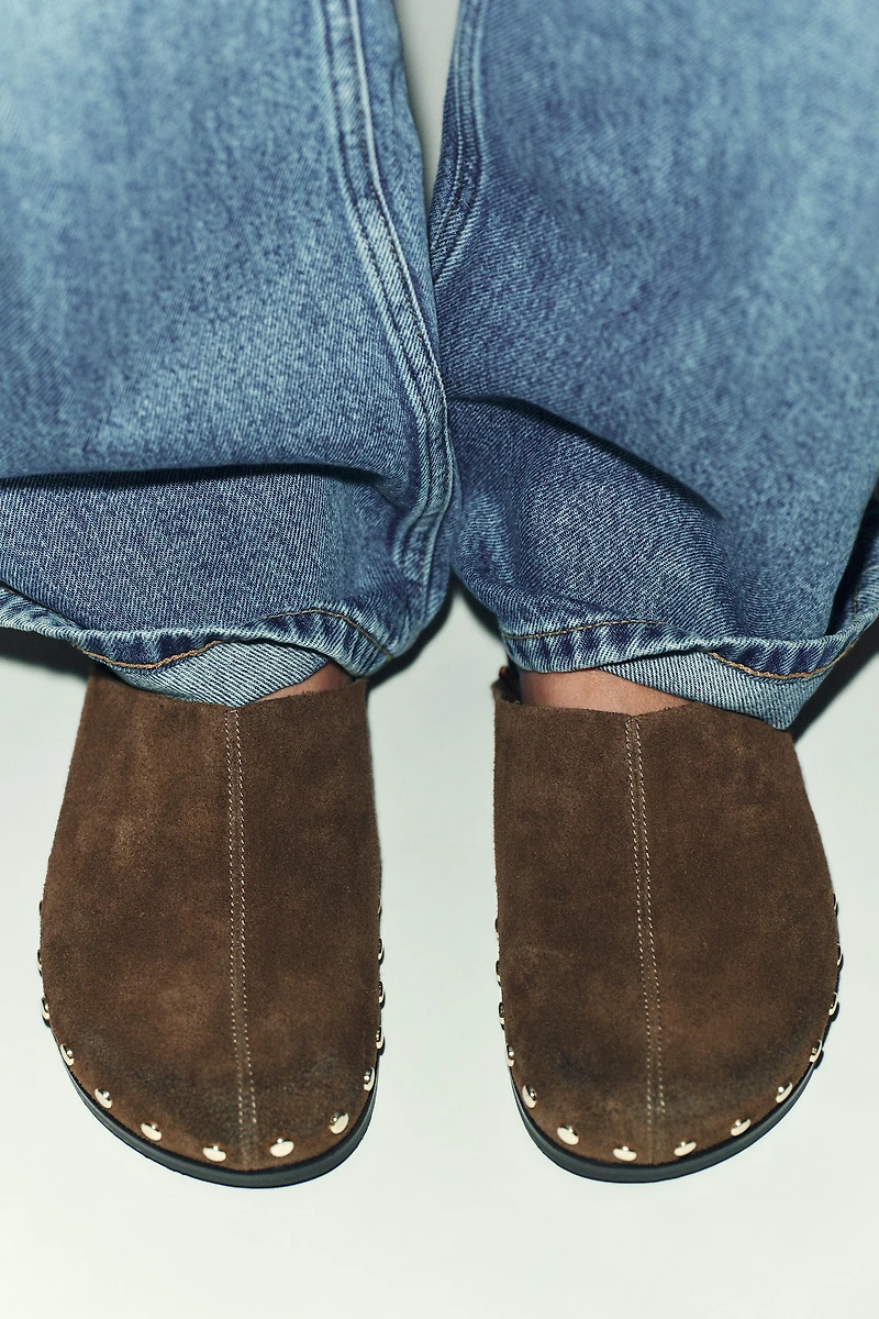 STUDDED LEATHER CLOGS