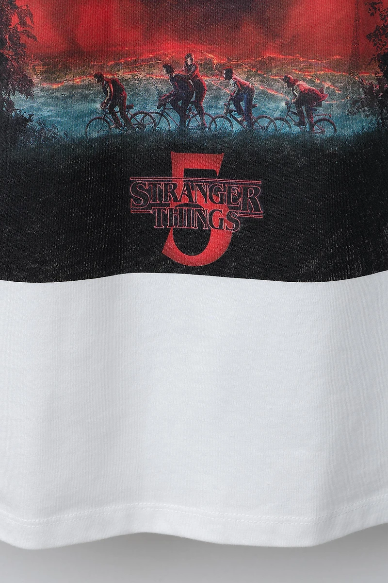 STRANGER THINGS © NETFLIX CONTRAST COLLAR T-SHIRT