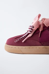 TENNIS OU BASKET DÉTAIL LACETS