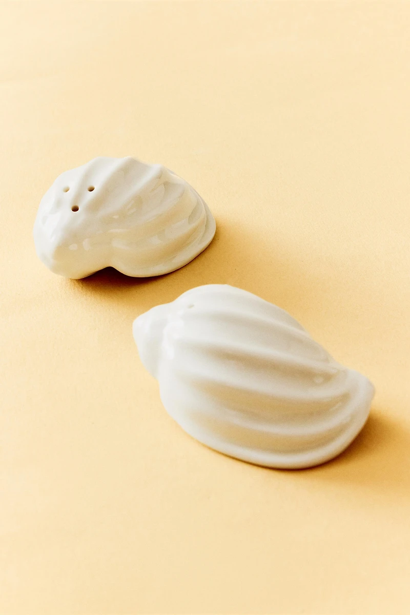 SALT AND PEPPER SHAKER SET SHELLS
