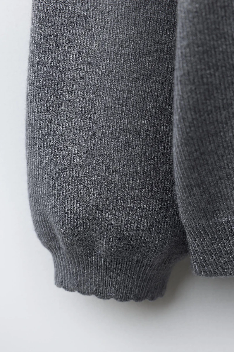 PULL EN MAILLE À FLEURS BRODÉES