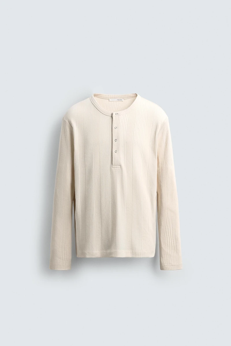 T-SHIRT COL TUNISIEN TEXTURÉ