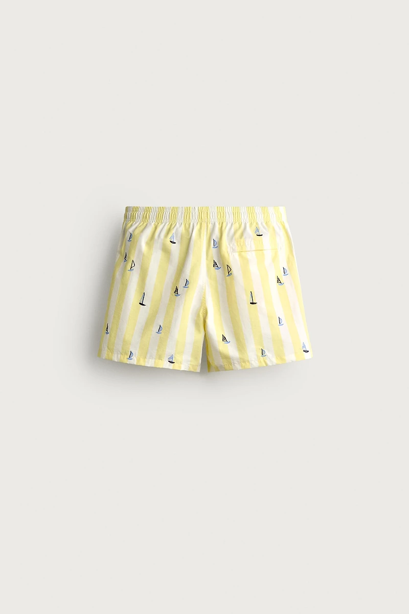 MAILLOT DE BAIN MI-LONG À RAYURES ET BRODERIE BATEAUX