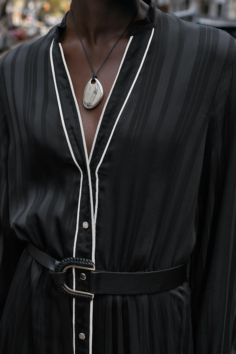 CONTRAST PIPING BELTED PLEATED MIDI DRESS