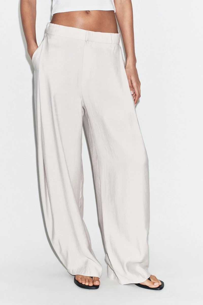 PANTALON FLUIDE À PLIS ET RAYURES