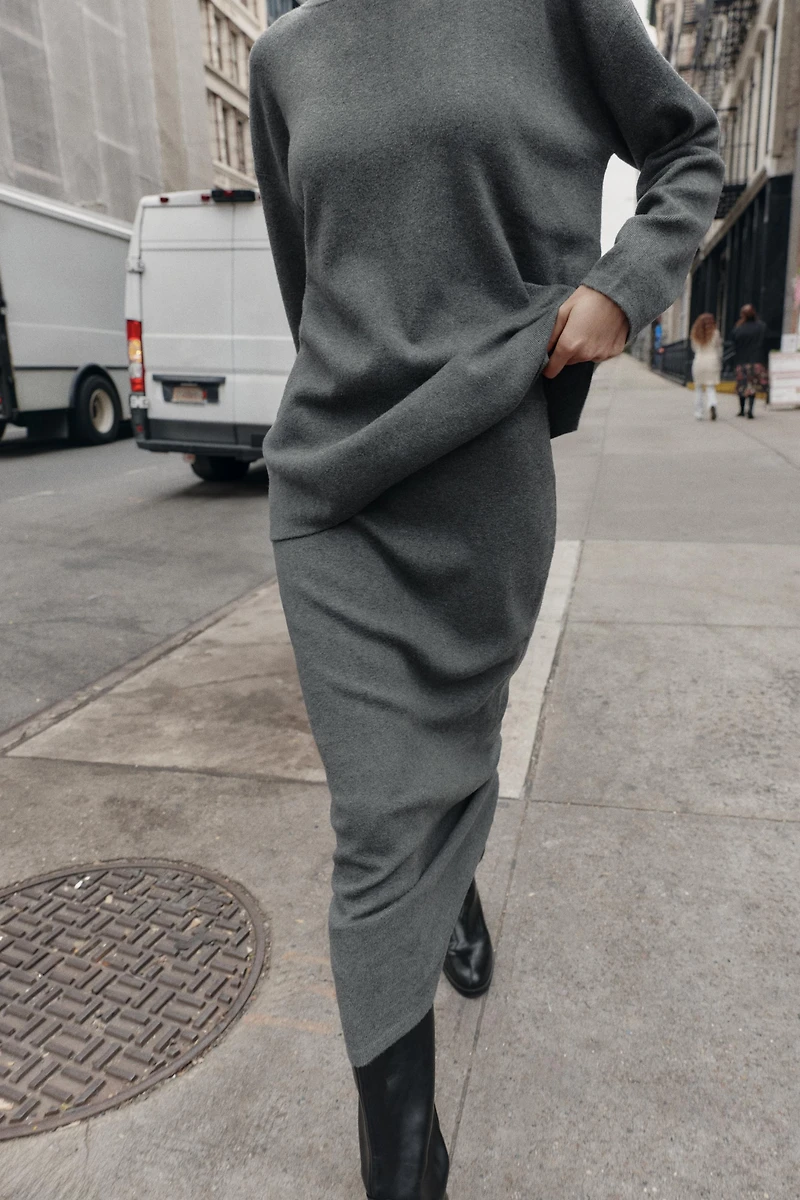 SOFT TOUCH PLAIN KNIT MIDI SKIRT