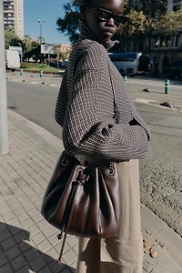 CHAIN TRIM GATHERED BUCKET BAG