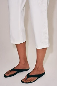ZW COLLECTION EMBROIDERED MID-RISE CAPRI JEANS