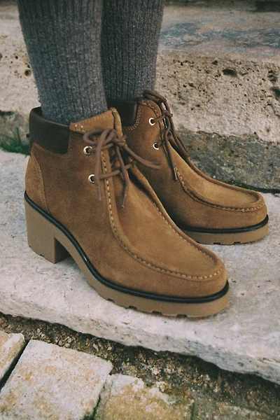BOTTINES À TALONS AVEC LACETS