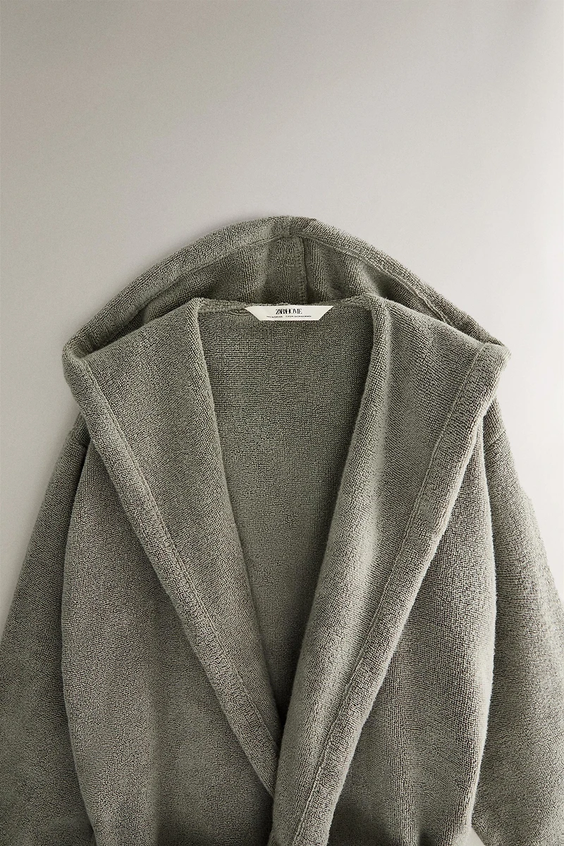 EXTRA SOFT HOODED BATHROBE (380 GXM²)