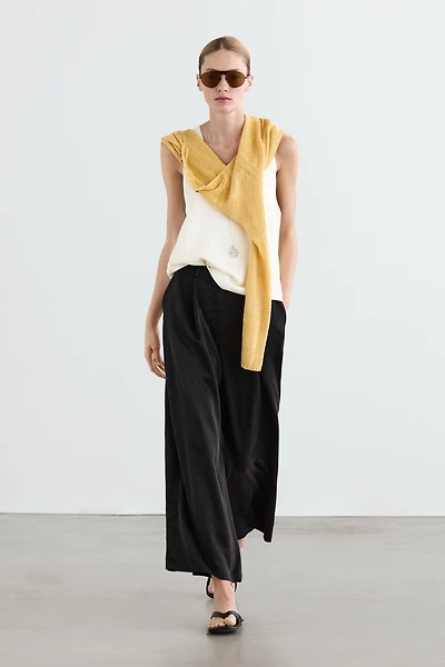 Flowing trousers with pleated details