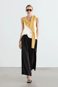 Flowing trousers with pleated details