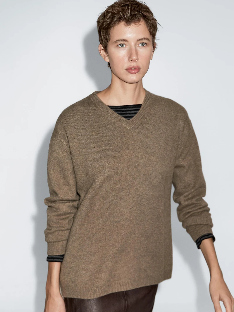Oversize V-neck knit sweater