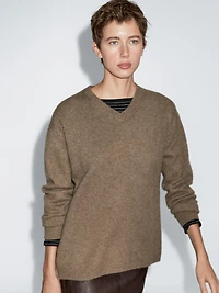 Oversize V-neck knit sweater