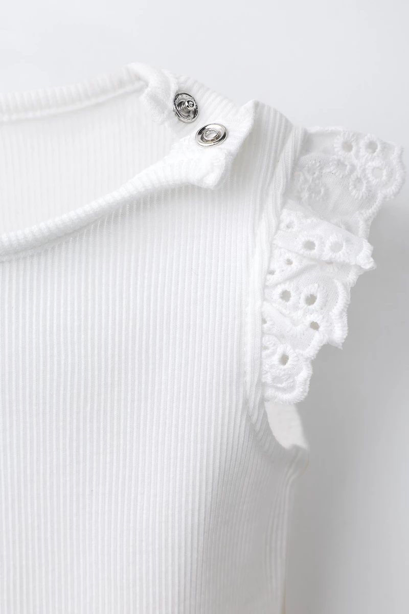 LOT DE CINQ BODYS SANS MANCHES BRODERIE SUISSE