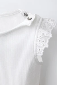 LOT DE CINQ BODYS SANS MANCHES BRODERIE SUISSE