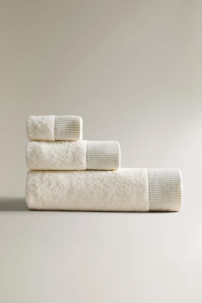 BATH TOWEL WITH STRIPED BORDER