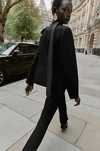 CROPPED BLAZER WITH SHOULDER PADS