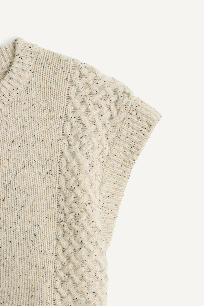 KNITTED VEST