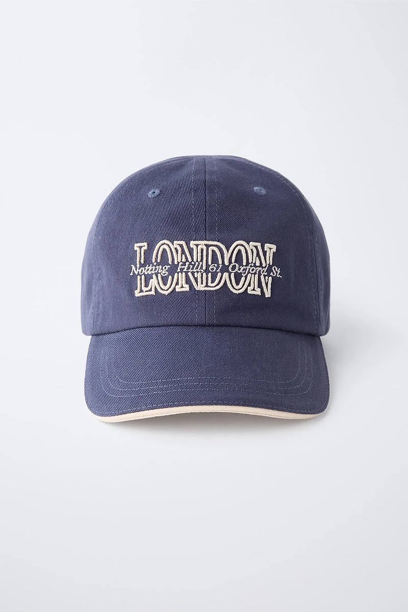 CASQUETTE UNIVERSITAIRE AVEC INSCRIPTION BRODÉE