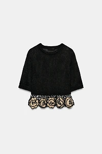 TOP EN MAILLE STRUCTURÉE À FLEURS
