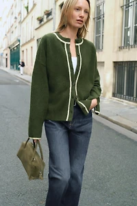 GILET EN MAILLE AVEC LISERÉS CONTRASTE