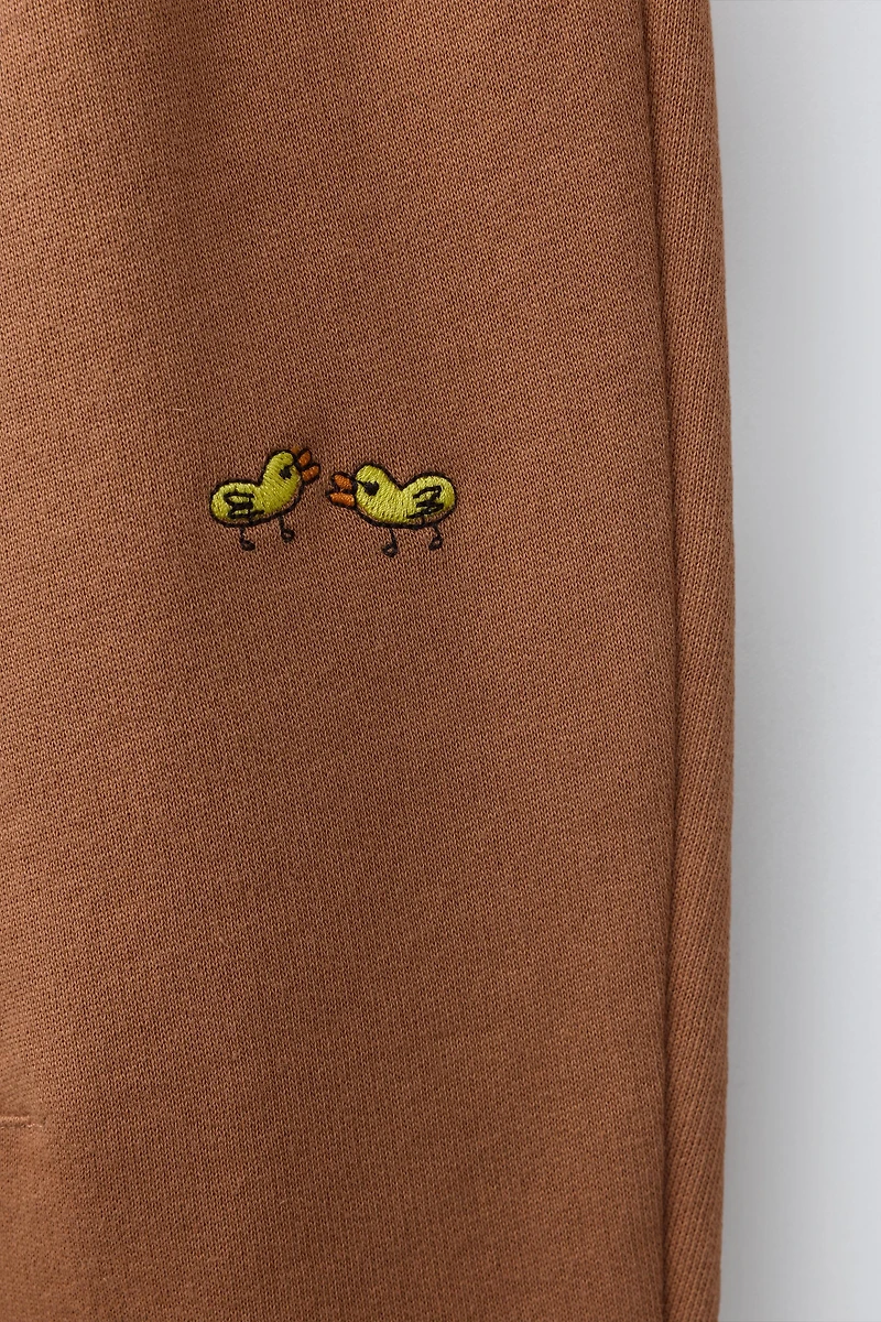 PANTALON EN MOLLETON ANIMAUX BRODÉS