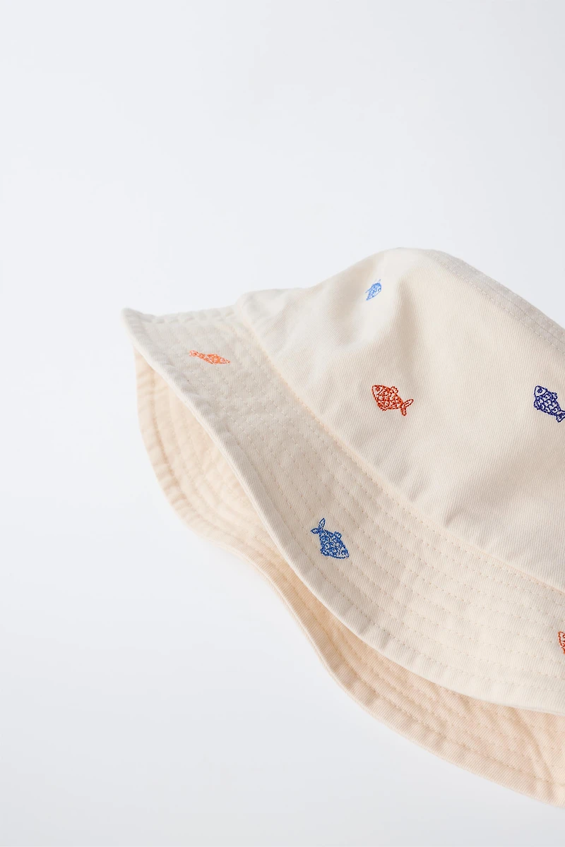 EMBROIDERED FISH BUCKET HAT