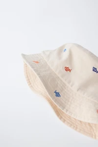 EMBROIDERED FISH BUCKET HAT