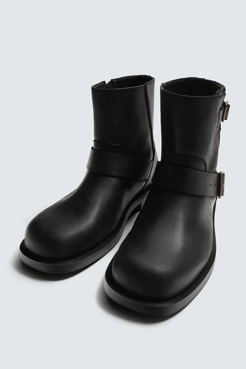 BOTTES EN CUIR À BOUCLES