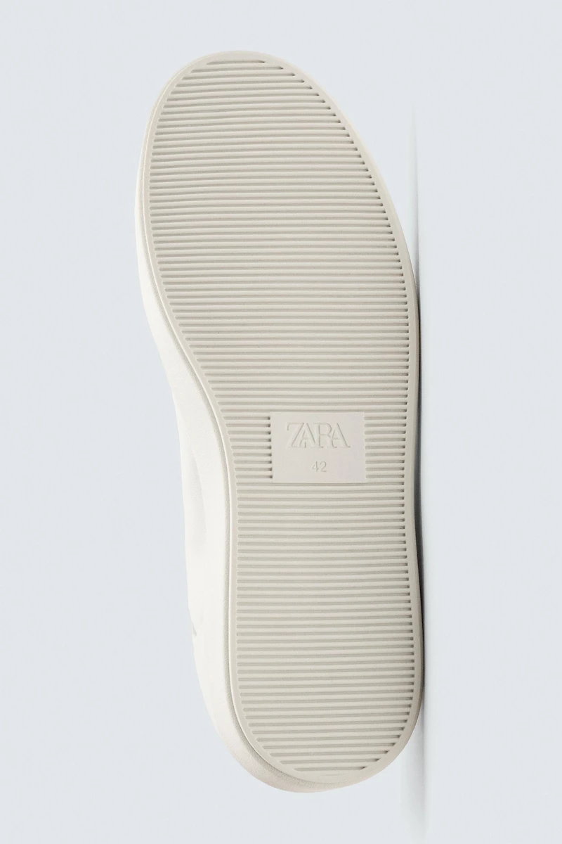 BASKETS EN CUIR À LACETS