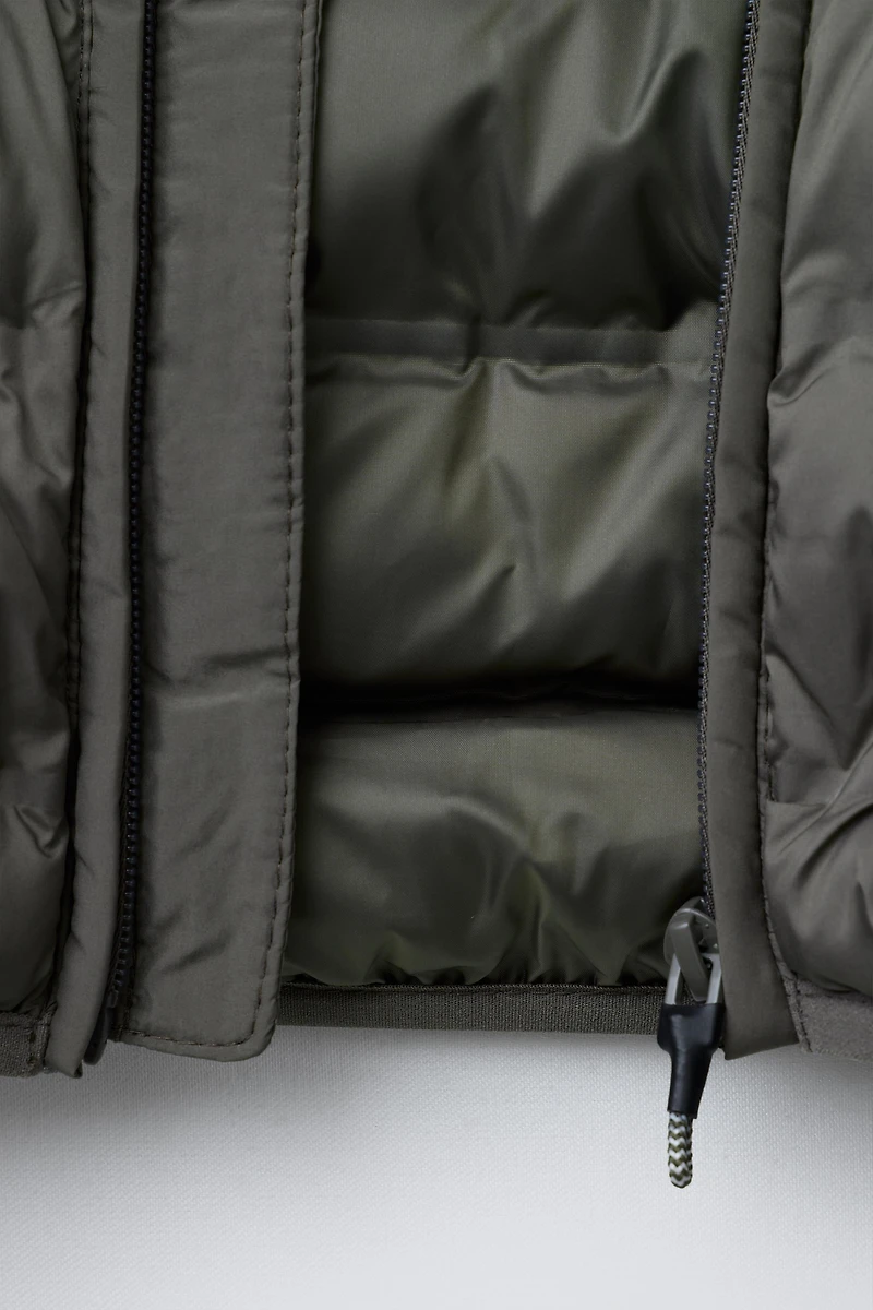 VESTE ULTRALÉGÈRE À CAPUCHE DÉPERLANTE