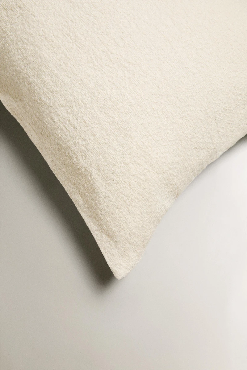 TEXTURED JACQUARD THROW PILLOW