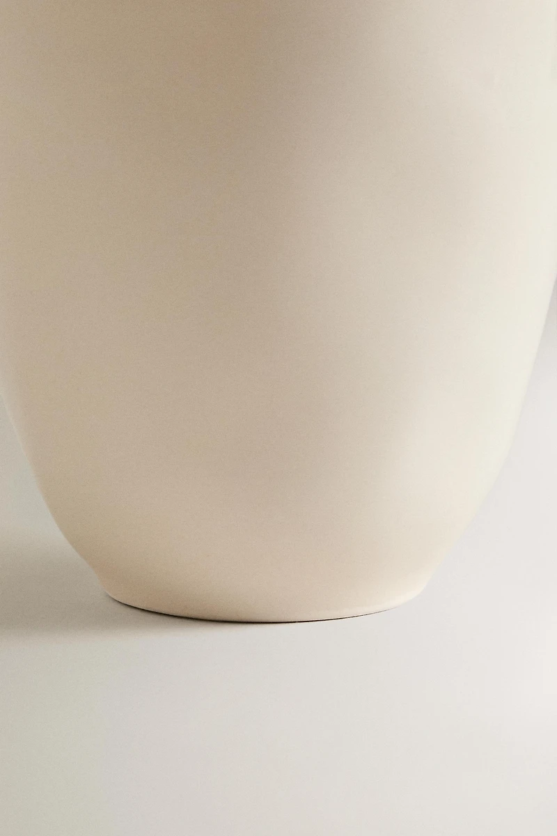 TASSE EN FAÏENCE À BORD RELIEF