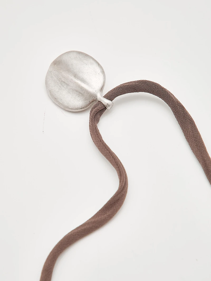 Collier feuille cordon soie