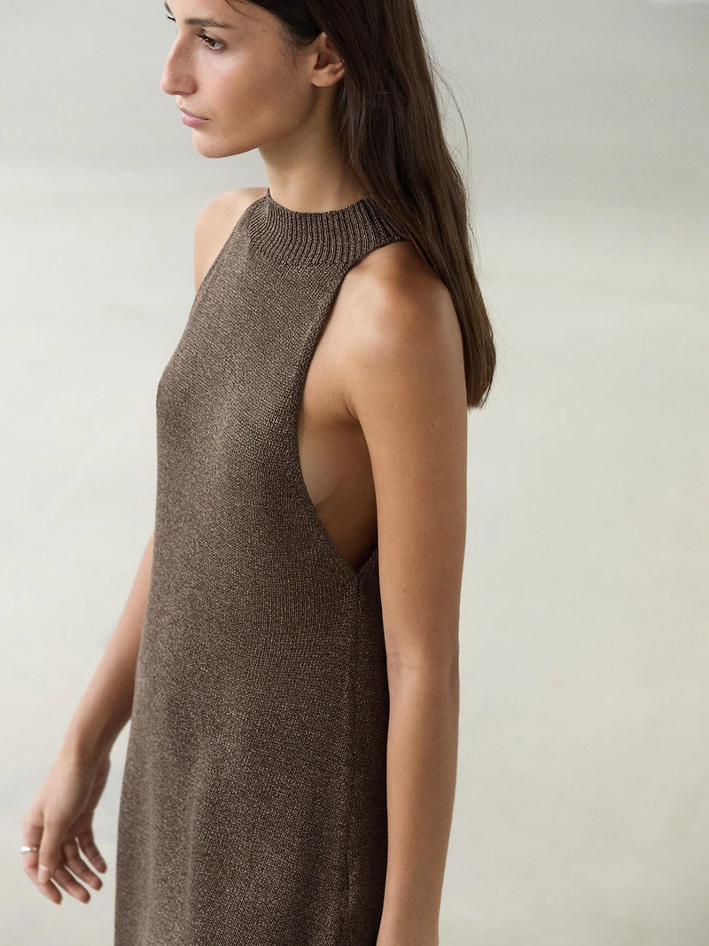 Total look asymmetric halter knit top