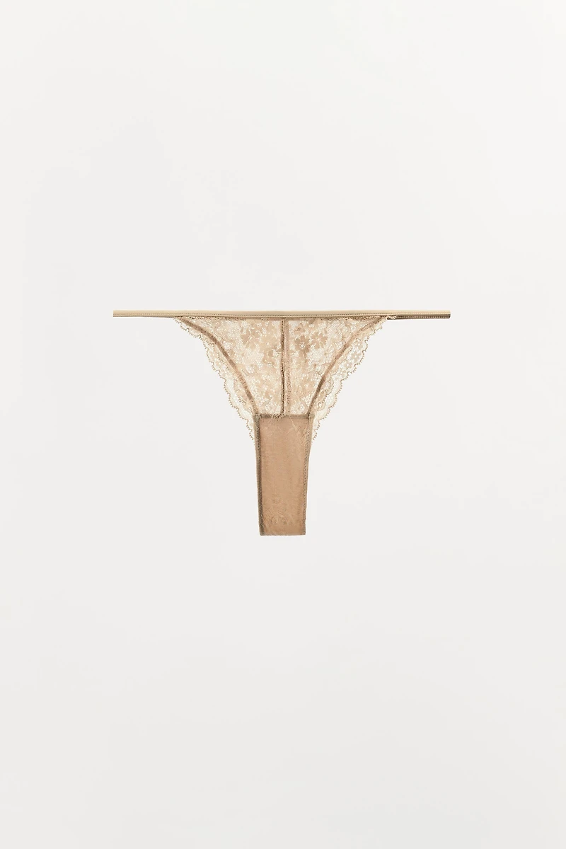 CULOTTE ÉCHANCRÉE EN DENTELLE