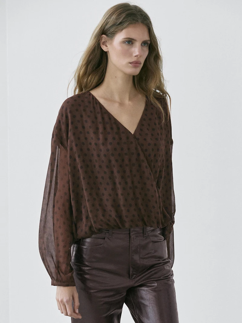 Blouse fluide cache-cœur à pois