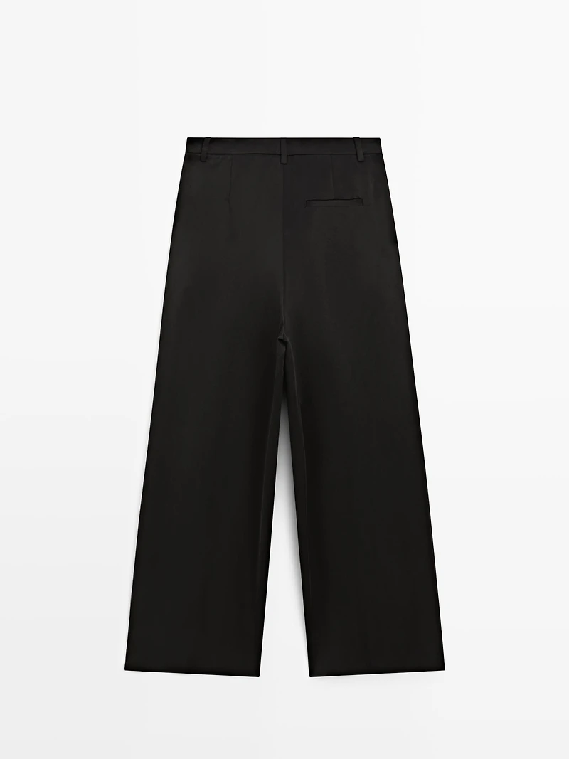 Flowing trousers with pleated details