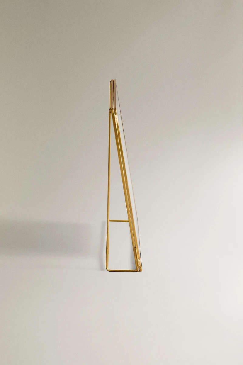 TRIANGULAR STRUCTURE PICTURE FRAME