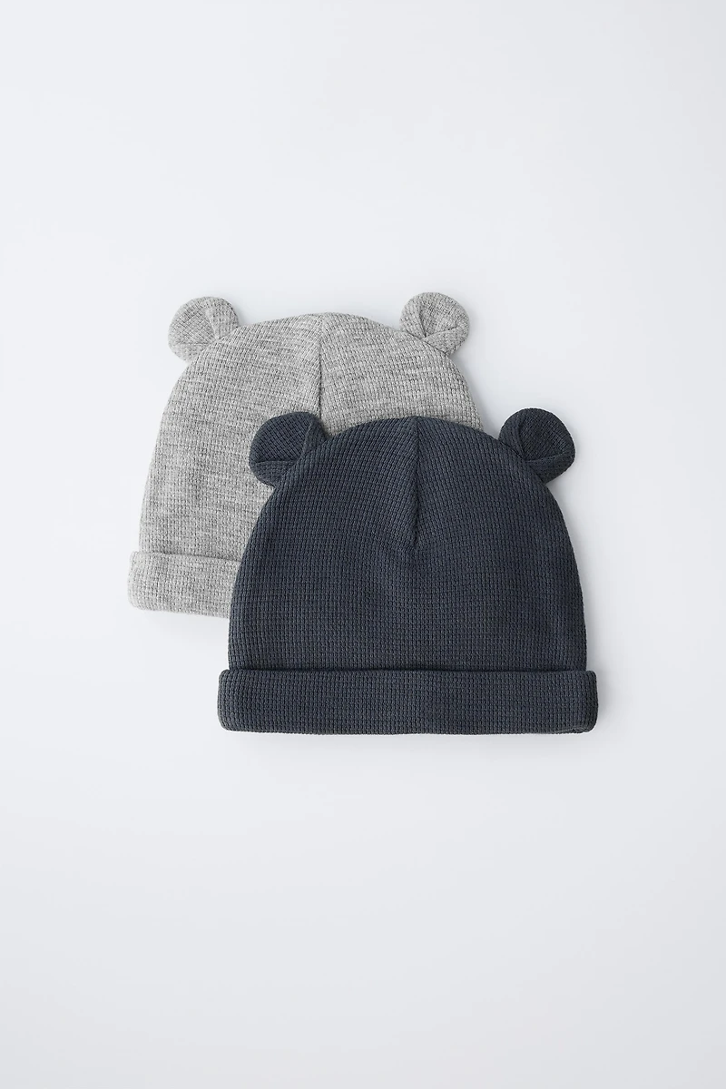 LOT DE DEUX BONNETS GAUFRÉS OREILLES