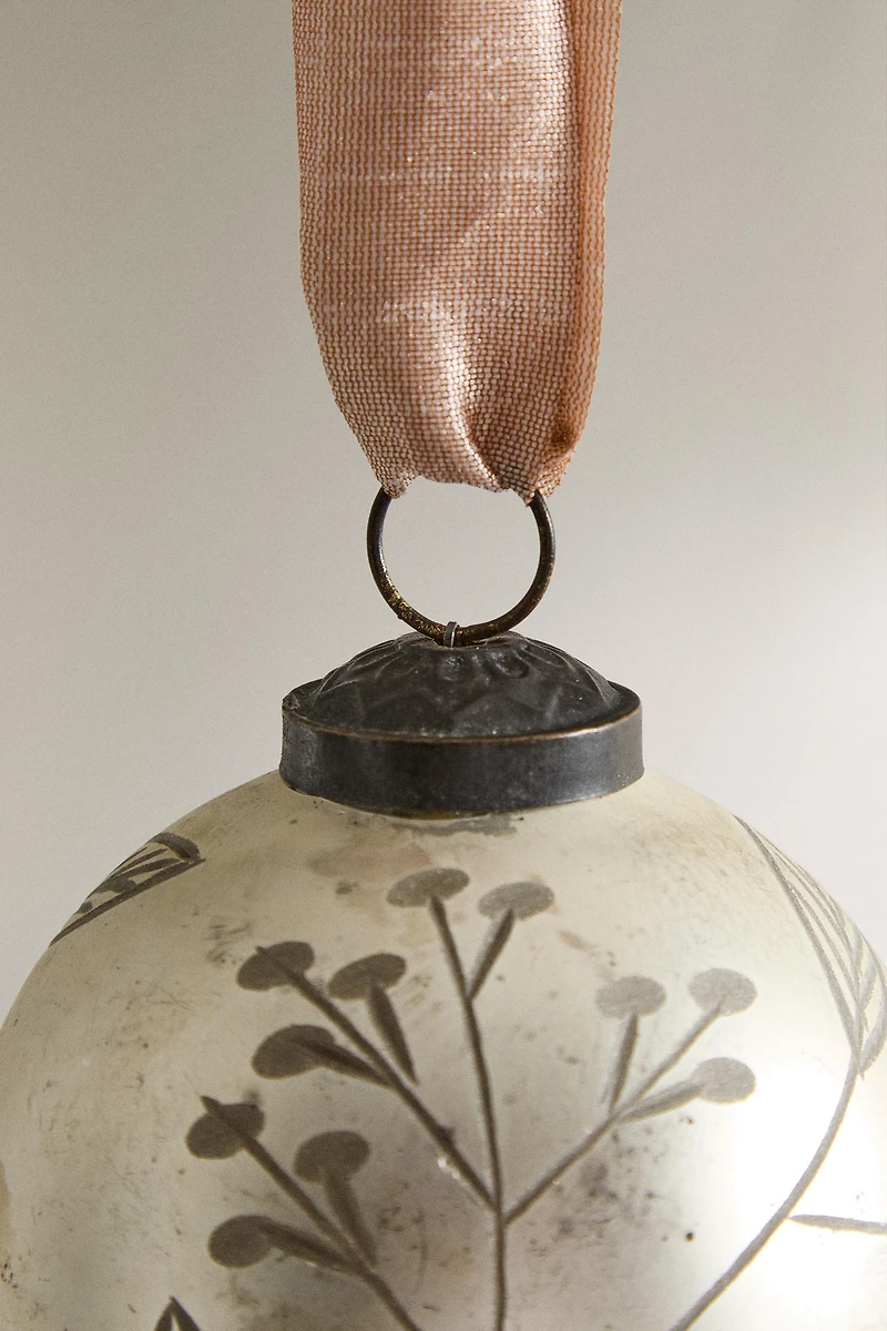 MATTE CHRISTMAS TREE BALL ORNAMENT WITH LEAF DETAILS