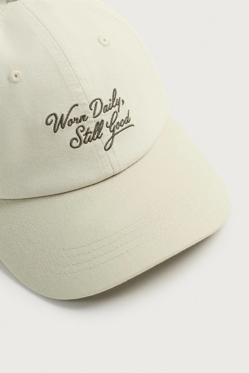 CONTRAST EMBROIDERED TEXT CAP