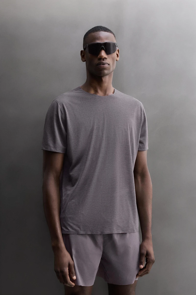LIGHTWEIGHT STRUCTURED RUNNING T-SHIRT
