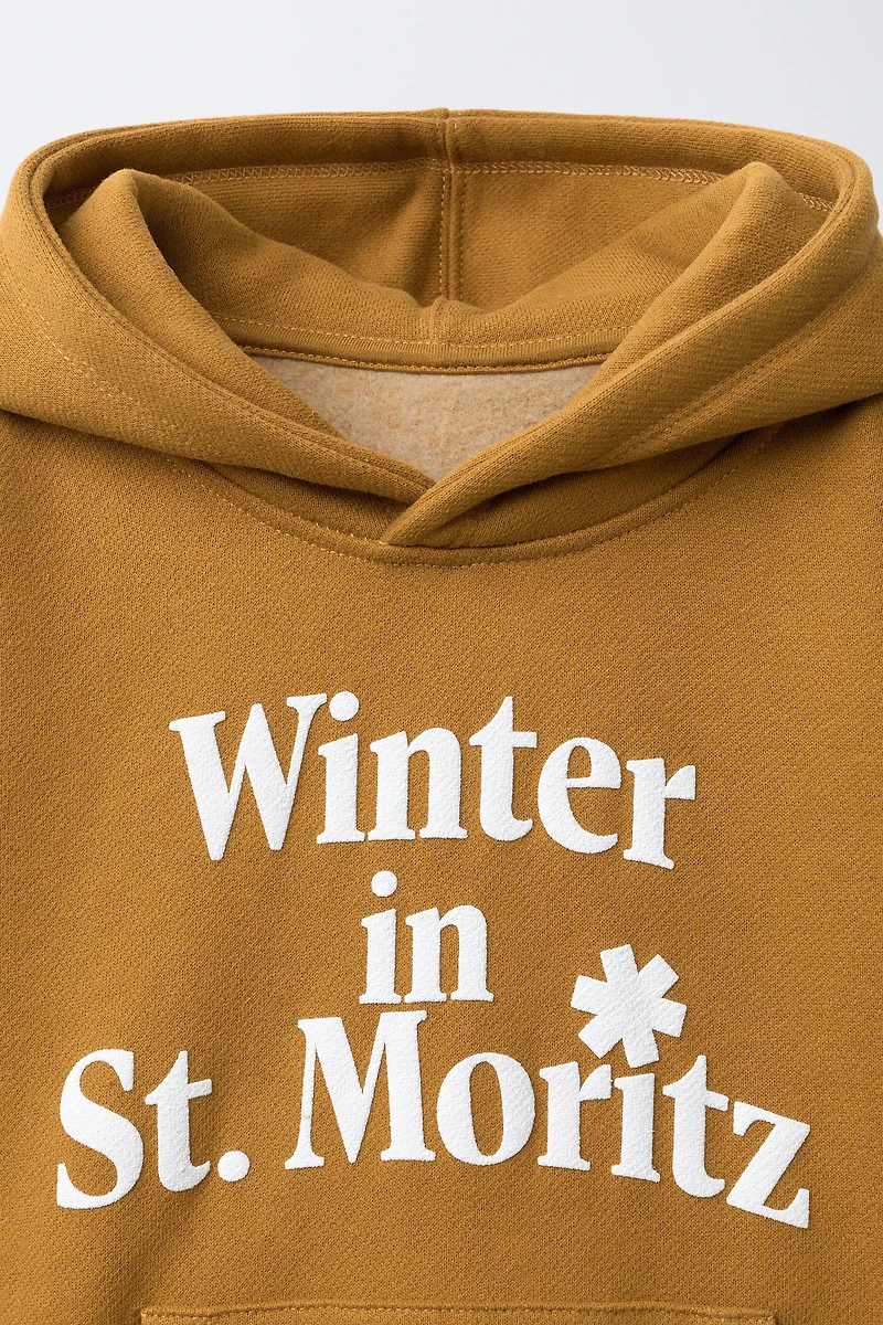 SWEAT À CAPUCHE AVEC INSCRIPTION EN RELIEF