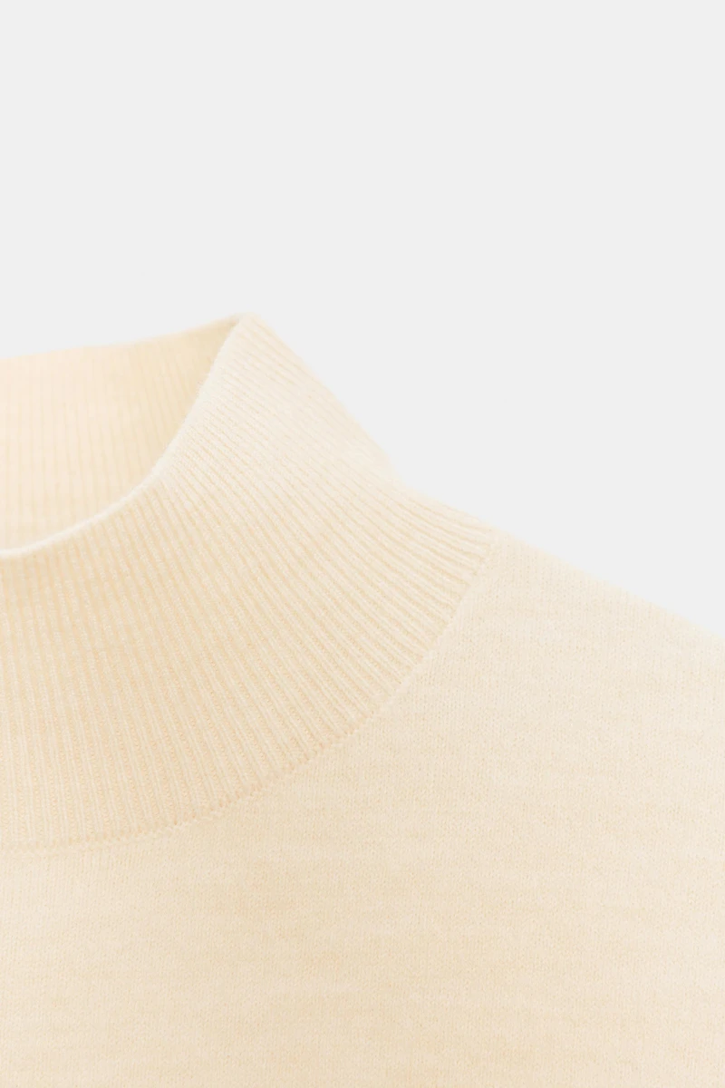 TOP EN MAILLE AVEC ÉPAULES MARQUÉES