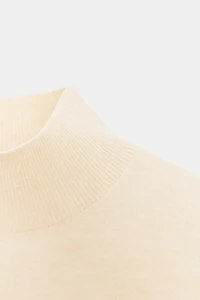 TOP EN MAILLE AVEC ÉPAULES MARQUÉES