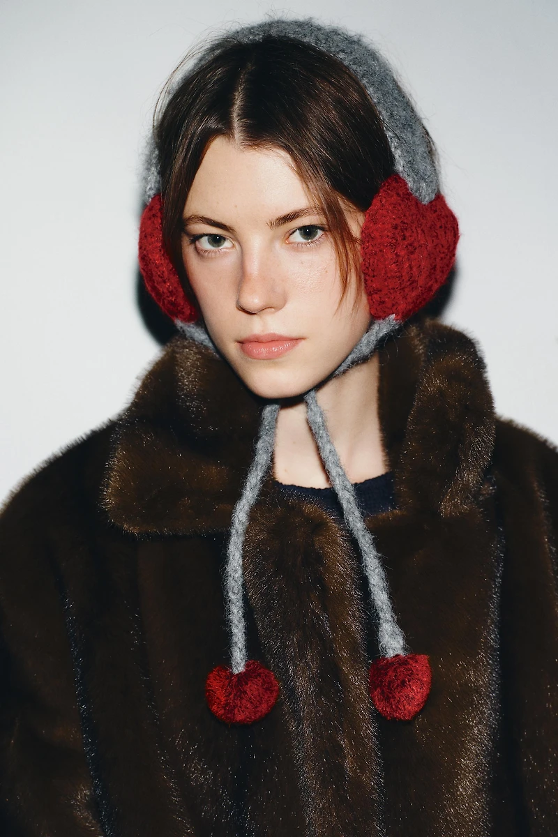 CACHE-OREILLES EN TRICOT CŒURS À POMPON